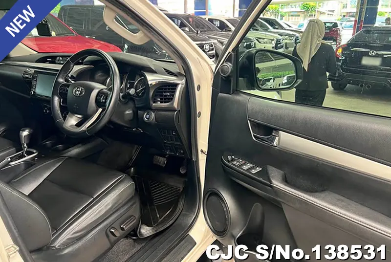 Toyota Hilux in White for Sale Image 10