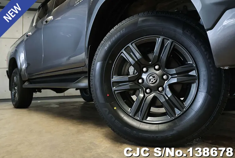 Toyota Hilux in Gray for Sale Image 15