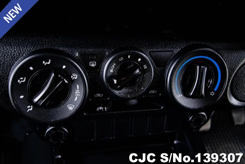 Toyota Hilux in Gray for Sale Image 7
